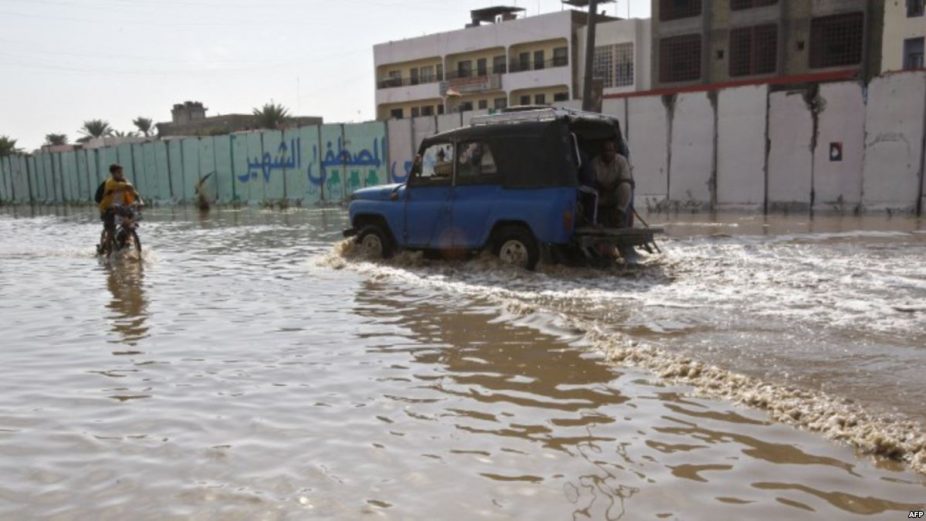 خيم لأكثر من 200 عراقي غمرت السيول منازلهم شمال البصرة