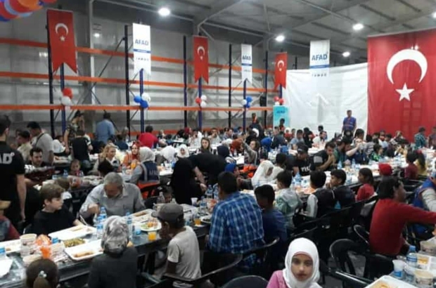 رئيس هيئةإدارة الطوارئ والكوارث التركية يزور مخيم الإيمان للنازحين السوريين