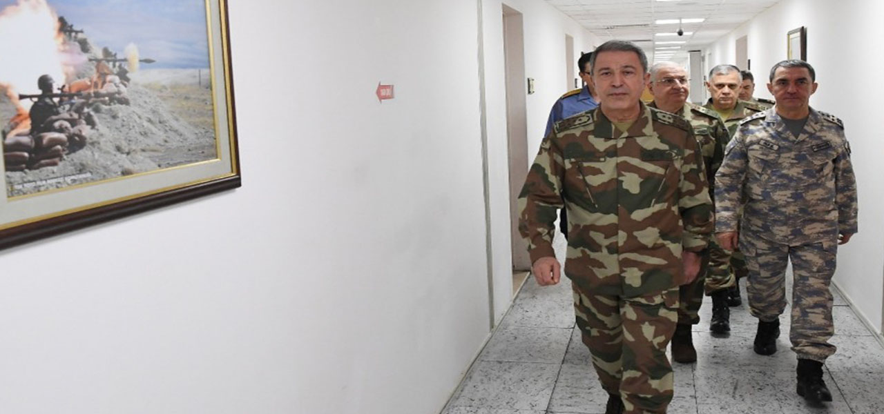وزير الدفاع التركي يتفقد وحدات بلاده قرب الحدود السورية