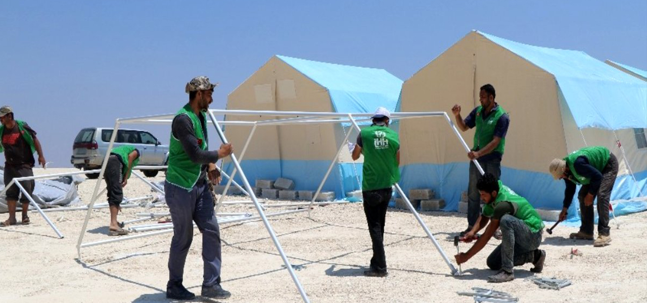 هيئة إغاثة تركية تؤسس مخيماً جديداً للنازحين شمال إدلب