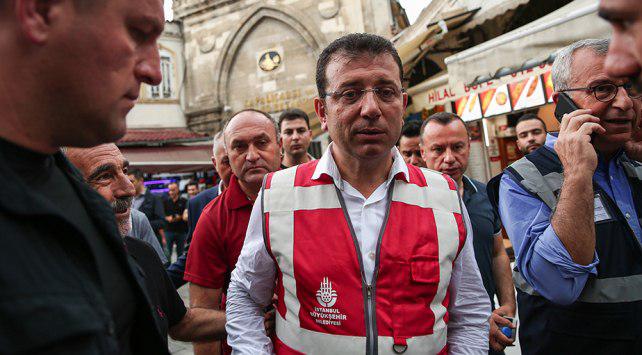شاهد.. رئيس بلدية إسطنبول يتجول في الأحياء المتضررة من الفيضانات
