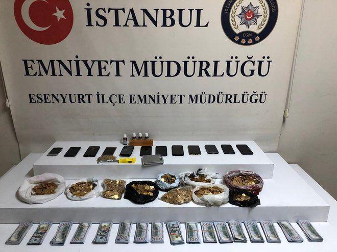 القبض على عصابة سورية تروّج الذهب والدولارات المزيفة في إسطنبول