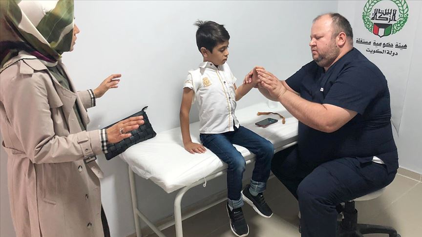 تحقق حلمه.. تركيب يد اصطناعية لطفل سوري في تركيا