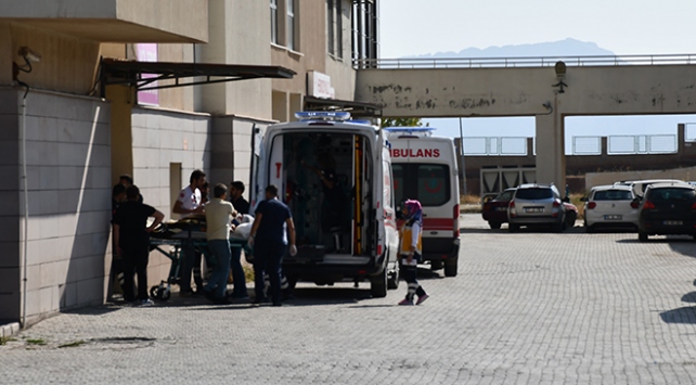 مصرع شخصين وإصابة آخرين بانقلاب حافلة في ولاية أغري التركية