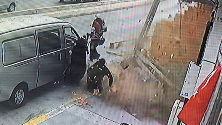 إصابة امرأة جراء انهيار جدار في إسطنبول (فيديو)