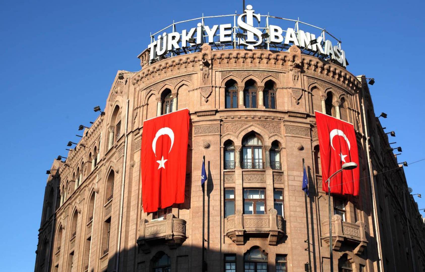 “المركزي التركي” يخفض سعر الفائدة إلى 16.50 بالمئة