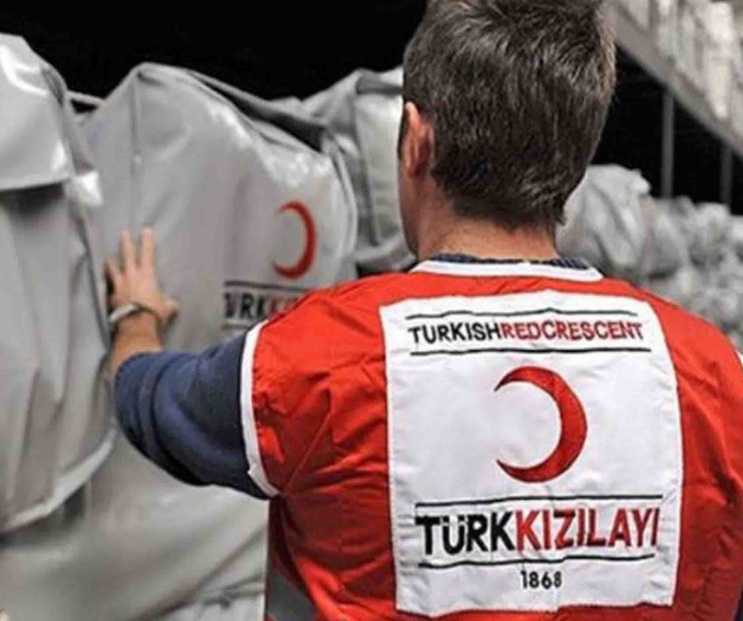 الهلال الأحمر التركي يرسل أول قافلة مساعدات إلى مدينة تل أبيض