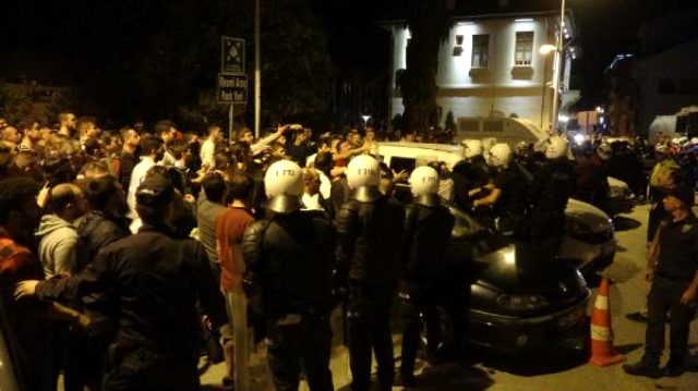 مئات الأتراك يتظاهرون في ولاية كوجايلي تعبيراً عن غضبهم بعد تعرض فتاة قاصر للاغتصاب