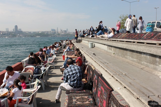 بلدية “اسكودار” بإسطنبول تدعو الأتراك للتبسّم في وجه السوري بدلا من الشكاوي
