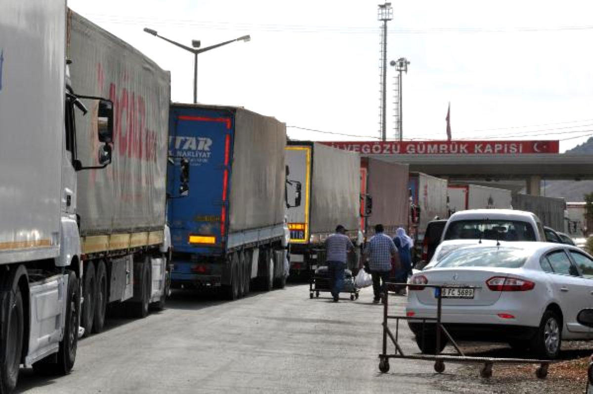 معبر “جيلفا كوزو” التركي يشهد عبور 83 ألف شاحنة باتجاه الأراضي السورية
