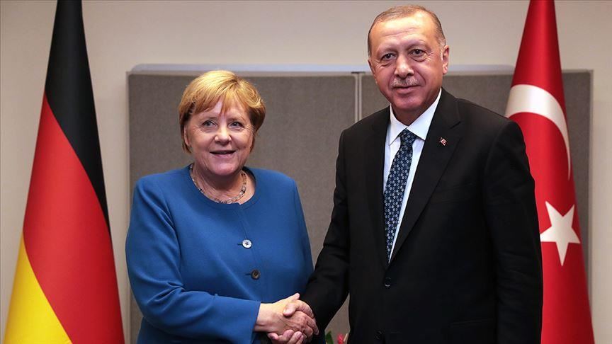 أردوغان وميركل يبحثان مستجدات أوضاع شمال شرقي سوريا