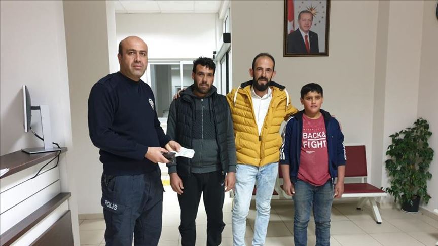 تركيا.. سوري يعيد للشرطة بطاقات ائتمان وأموال عثر عليها