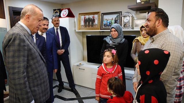 أردوغان يزور أسرة رضيع سوري قضى بقذائف “ب ي د”