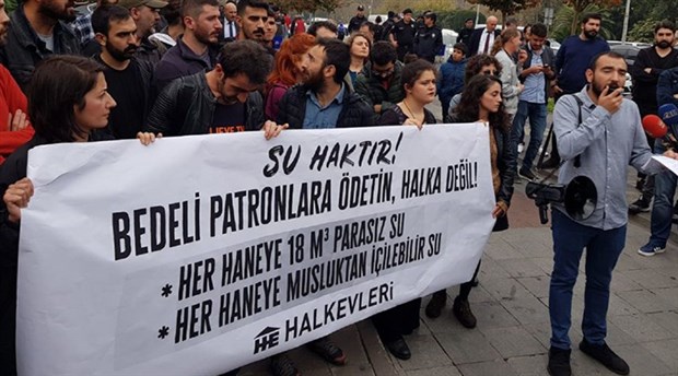 عشرات المواطنين الأتراك يتظاهرون احتجاجاً على قرار رفع أسعار المياه