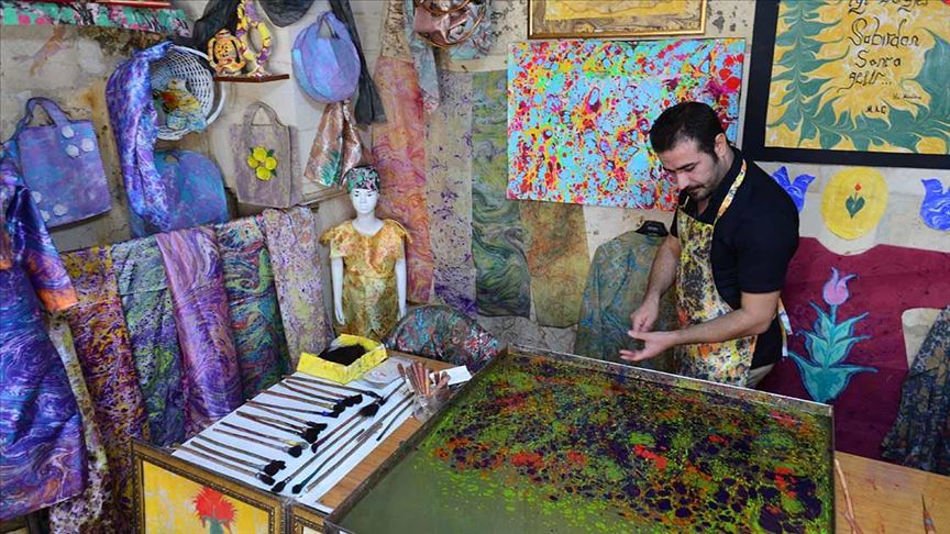 فنان تركي يبدع في تزيين الملابس باستخدام فن “الإيبرو”