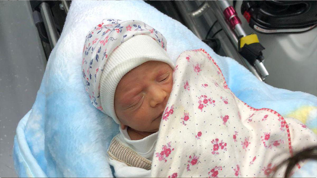 لاجئ سوري يعثر رضيع حديث الولادة ملقى في حاوية قمامة بولاية قونيا