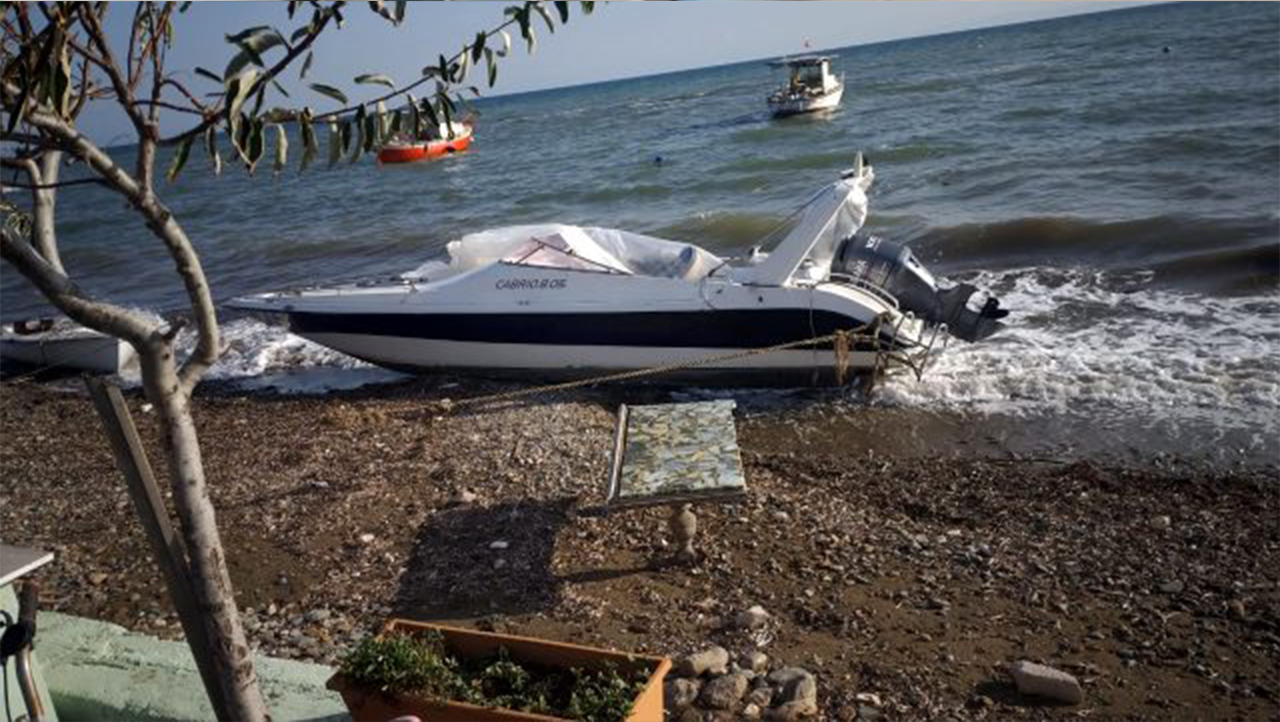 لاجئ سوري يسرق قارباً للعبور إلى اليونان