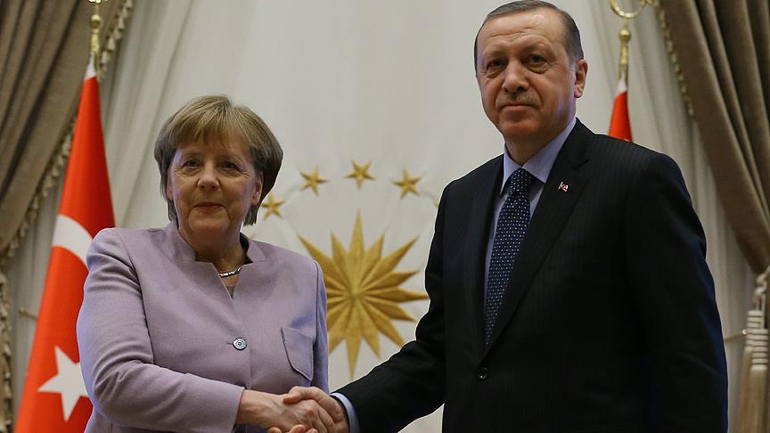 أردوغان وميركل يبحثان هاتفياً ملفي سوريا وليبيا