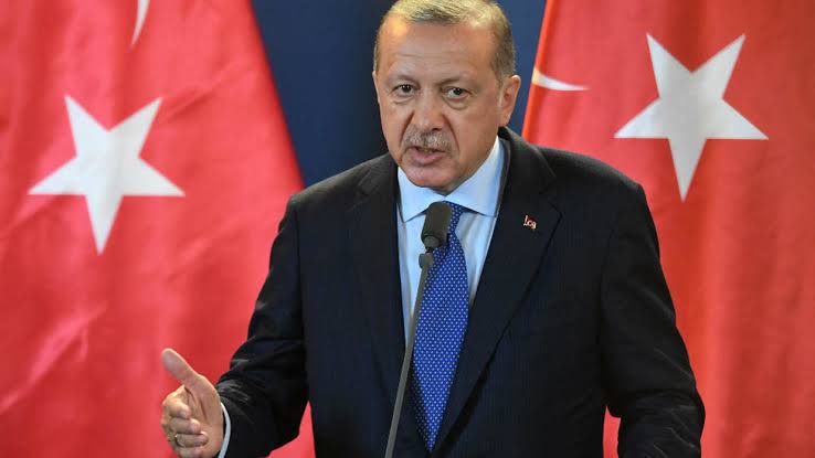 أردوغان: نوبل منحت جائزتها لشخص يقطُر قلمه دما وكراهية
