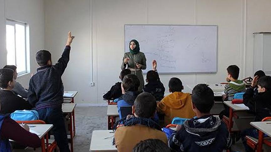 أضنة.. تعيين مئات المدرسين السوريين يثير غضب “الشعب الجمهوري”