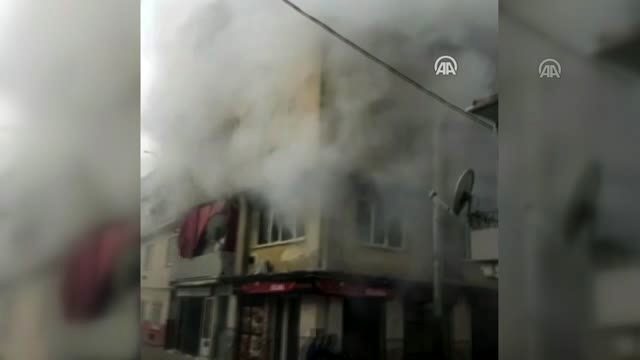 إنقاذ 10 أشخاص بينهم سوريون من حريق واسع في ولاية بورصة