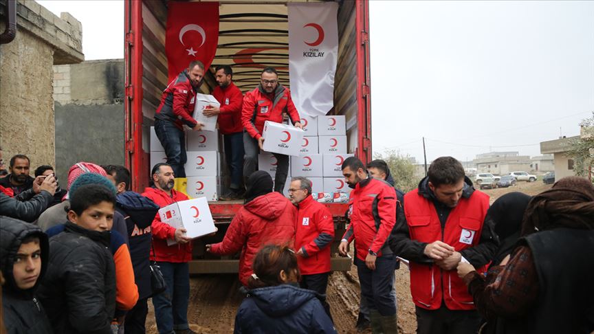 الهلال الأحمر التركي يقدم مساعدات إنسانية للسوريين