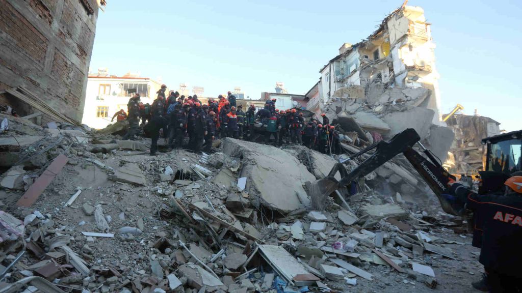 تركيا.. ارتفاع عدد وفيات زلزال ألازيغ إلى 41