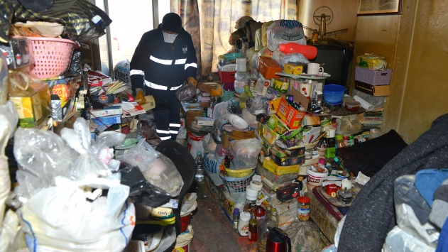 فرق البلدية في ولاية بورصة تعثر على 13 طناً من القمامة داخل منزل مواطنة سبعينية