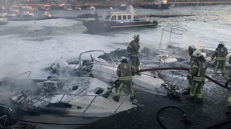 حريق يلتهم 6 زوارق في ميناء باسطنبول (صور)