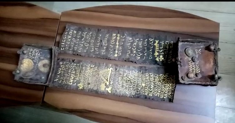 السلطات التركية تعتقل سوريا بحوزته مخطوطة توراة أثرية