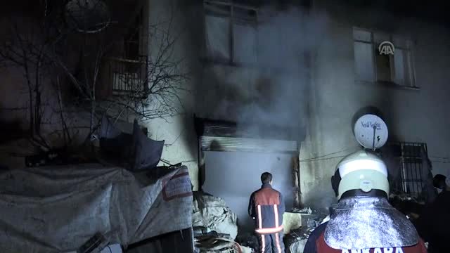 الشرطة التركية تنقذ لاجئا سوريا من حريق التهم منزله