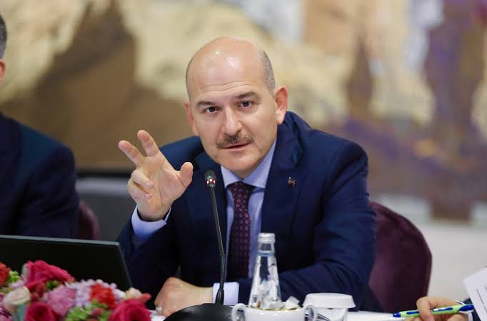 وزير الداخلية التركي يعلن بدء إجراءات منح الجنسية التركية للسوري “محمود” وعائلته