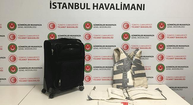 فرق الجمارك بمطار إسطنبول تحبط محاولة إدخال 7.5 كيلو غراماً من الكوكايين
