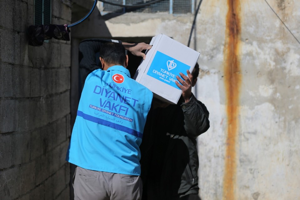 أورفا تقدم مساعدات إنسانية إلى المحتاجين في تل أبيض ورأس العين