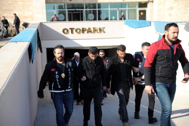 الشرطة التركية تلقي القبض على 5 سوريين سرقوا آلاف الدولارات من حلاق سوري في أنطاليا