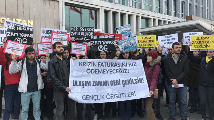 للمرة الثانية.. عشرات الطلاب يتظاهرون احتجاجاً على زيادة أجور المواصلات بـ إسطنبول