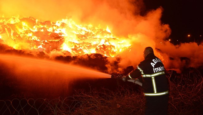 فرق الإطفاء تحاول  السيطرة على حريق هائل بولاية أضنة