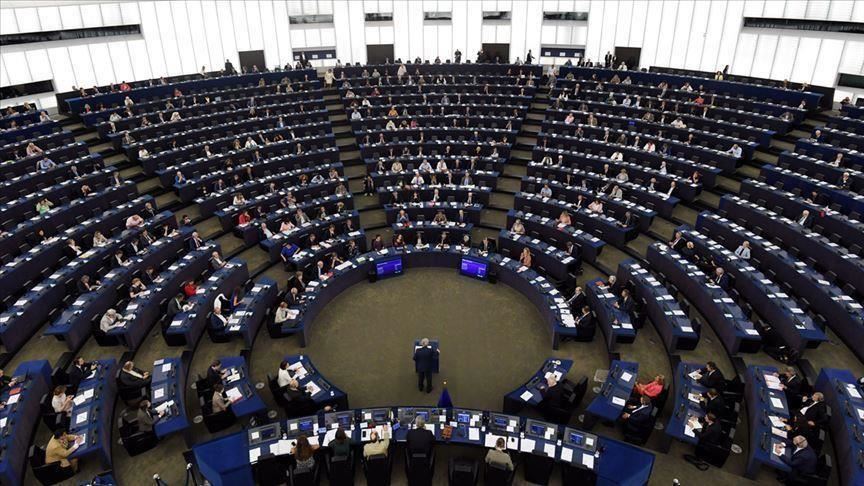 البرلمان الأوروبي يعاقب نائبا يونانيا مزق علم تركيا