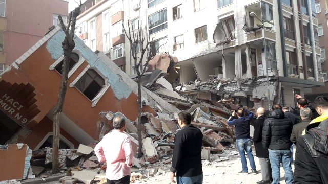 انهيار مبنى مكون من أربعة طوابق في إسطنبول (صور)