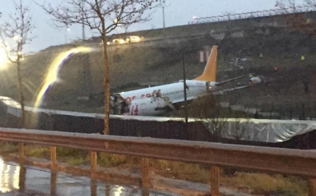 عشرات المصابين بتحطم طائرة ركاب أثناء الهبوط بإسطنبول