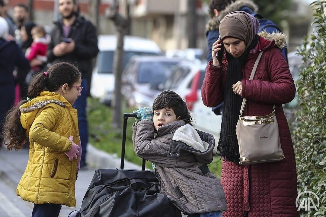 لاجئون سوريون يتوجهون إلى أدرنة للعبور إلى أوروبا.. كيف استقبلتهم اليونان؟