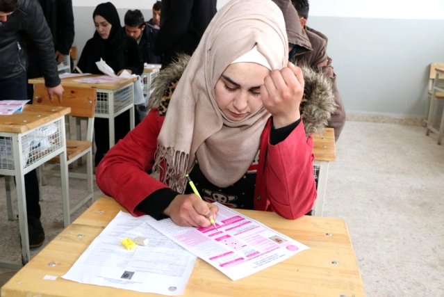 سوريون في تل أبيض ورأس العين يخضعون لامتحانات الدخول إلى الجامعات التركية