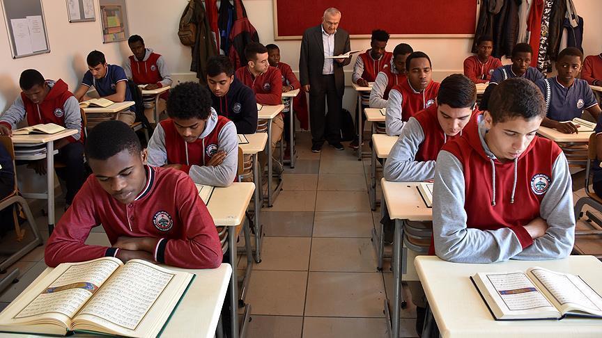 بدء تسجيل الطلاب الأجانب لدراسة الخطابة والشريعة في تركيا الجسر ترك