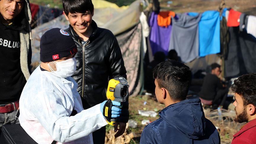 فرق تركية تعقم خيام طالبي اللجوء على الحدود مع اليونان