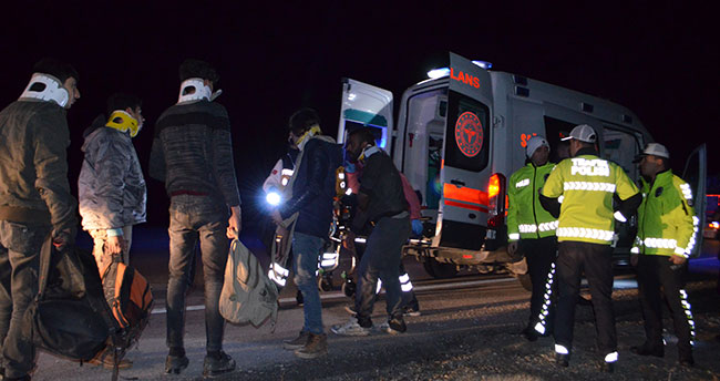 إصابة 14 لاجئًا سوريًا بحادث سير بولاية قونيا