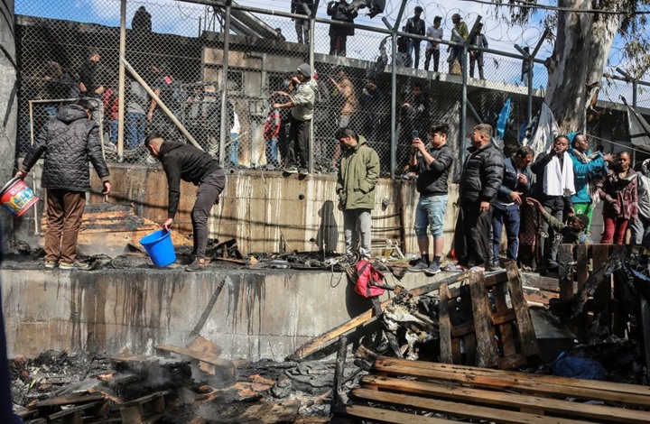 مصرع طفلة في حريق ضخم بمخيم للاجئين باليونان (شاهد)