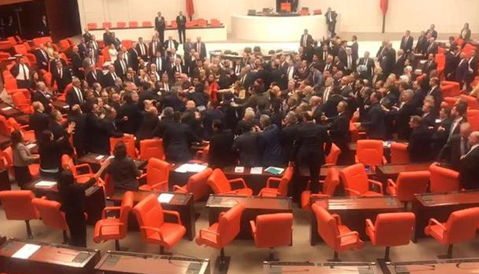 خلاف حول إدلب.. عراك بالأيدي داخل البرلمان التركي