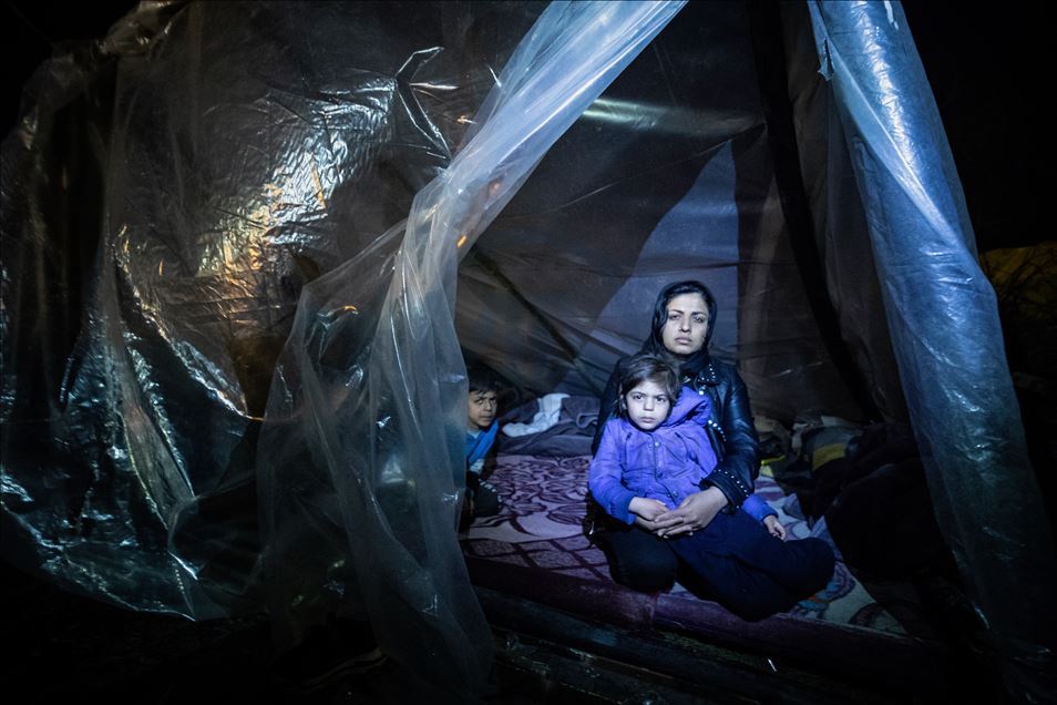 لاجئات على الحدود اليونانية يستغثن بنساء أوروبا