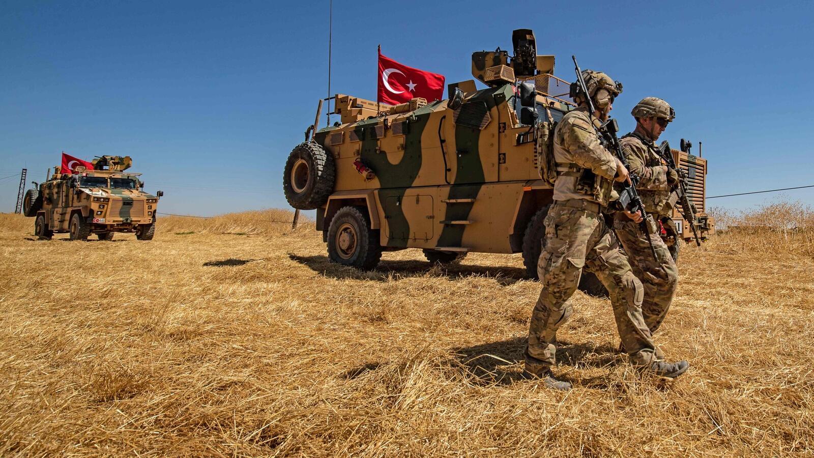 هذه حقيقة “ركوع” جندي تركي أمام قوات الأسد (صورة)