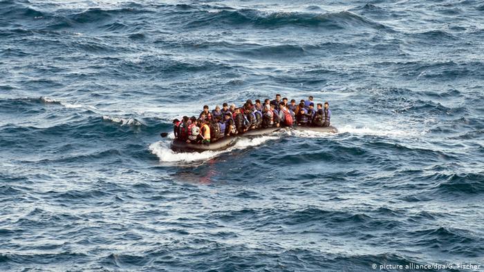 خفر السواحل التركي ينقذ لاجئين وسط البحر أجبرهم الخفر اليوناني على العودة